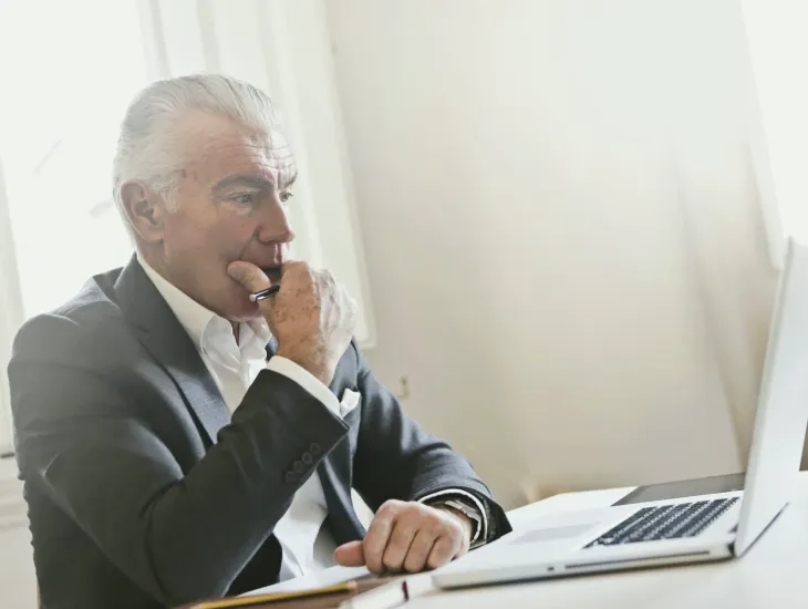 A conversa de uma hora na mesa de reunião